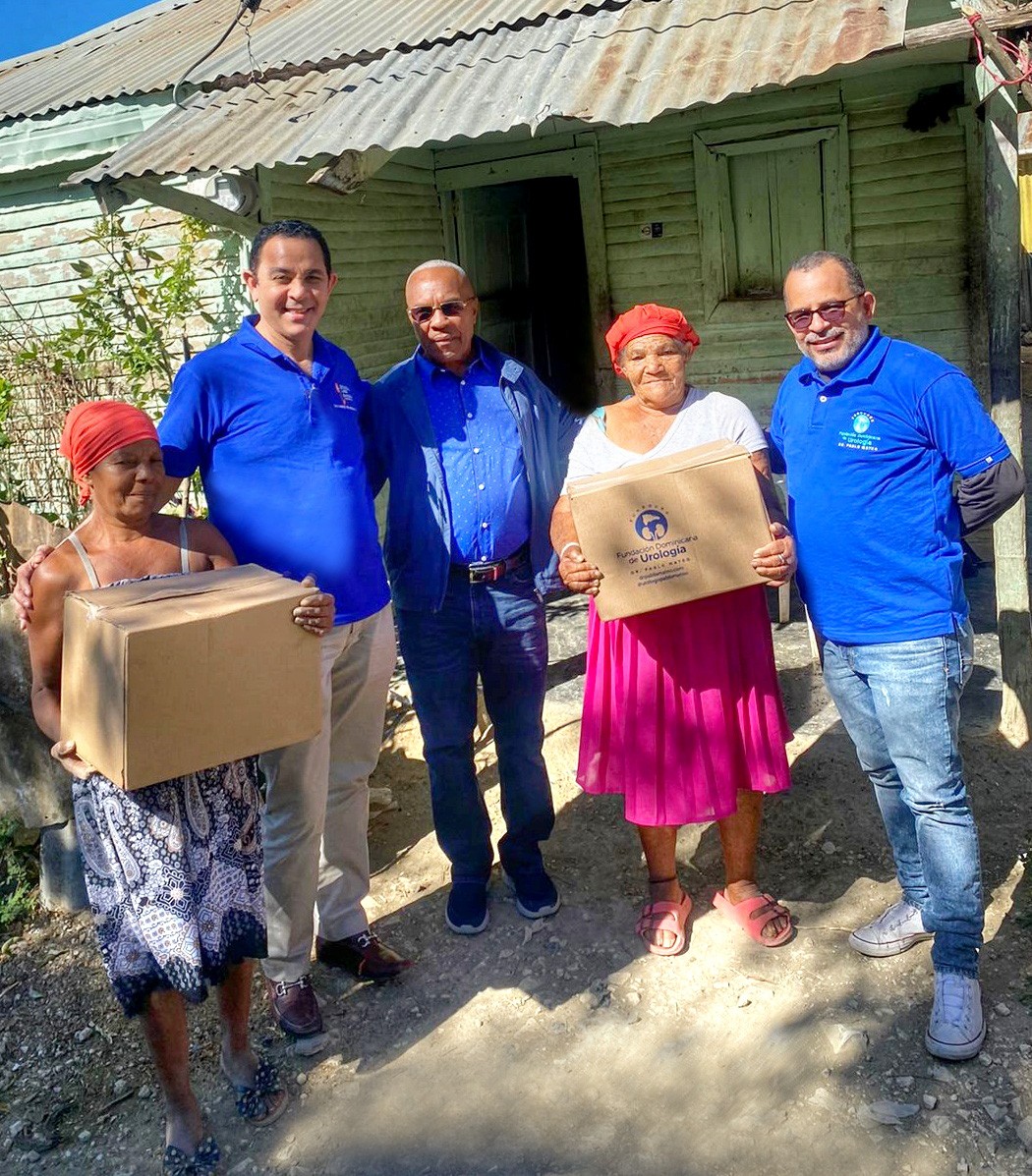 El doctor Pablo Mateo durante la entrega de donaciones, junto a los doctores Luis Enrique y Ramón Mateo.