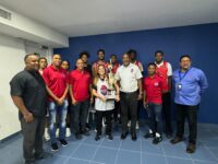 Club de Villa Francisca entrega trofeo de campeonato a Carolina Mejía