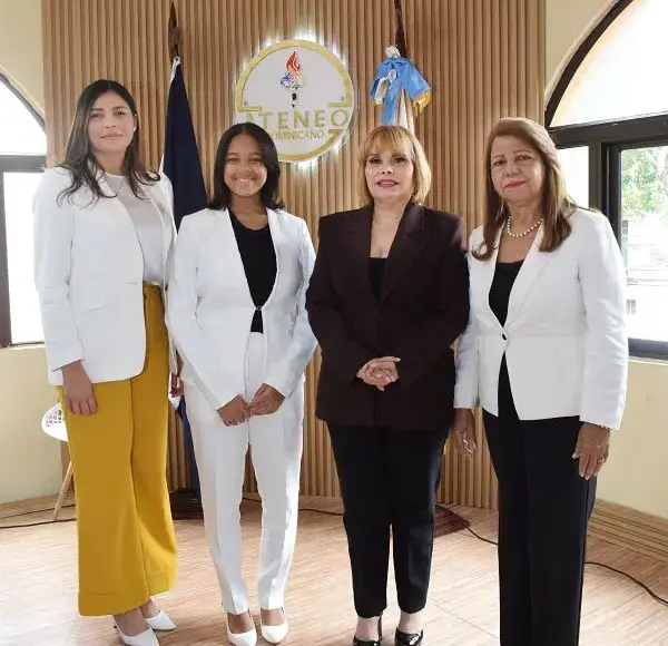 Realizan almuerzo como regalo de Reyes para 130 estudiantes meritorias