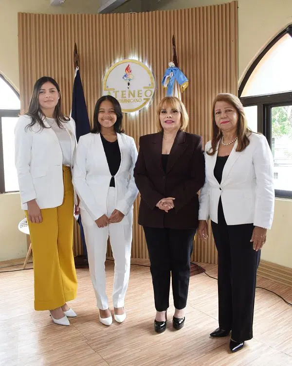 Realizan almuerzo como regalo de Reyes para 130 estudiantes meritorias