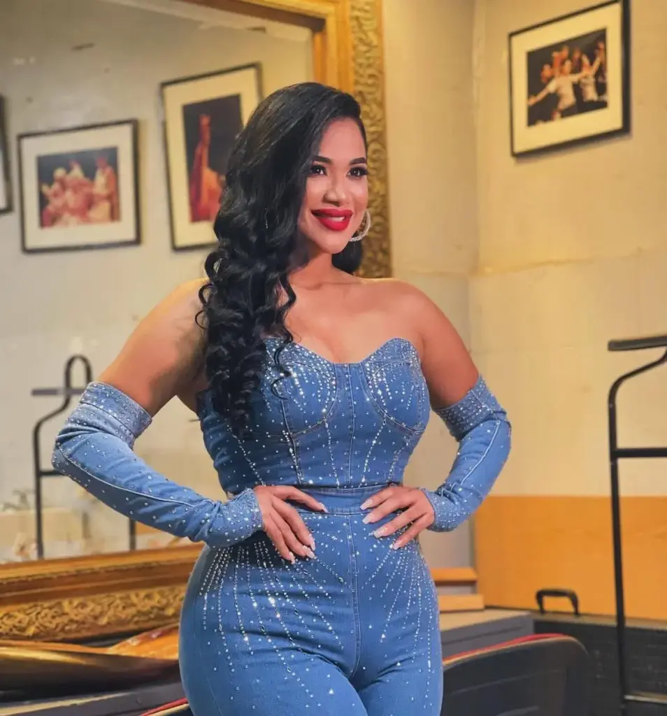Luchy DR deslumbra en Casa de Teatro con espectáculo lleno talento