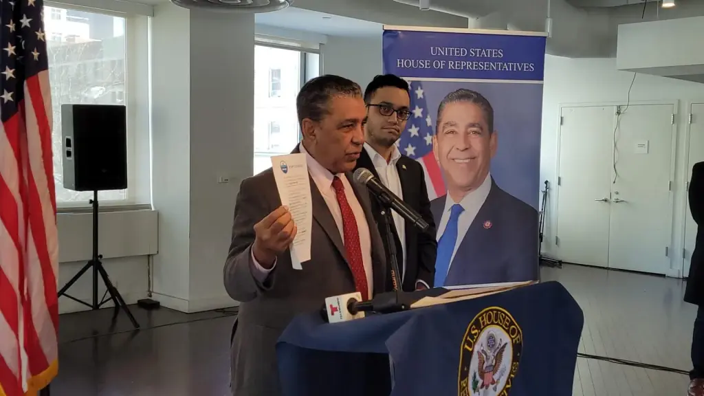 Adriano Espaillat es líder de 43 Congresistas latinos en USA