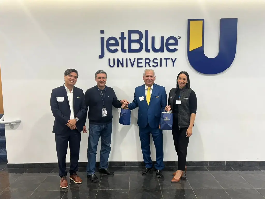 Tripulantes VIP visita Centro de entrenamiento de Spirit Airlines