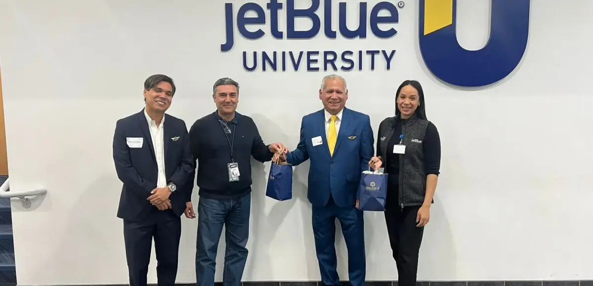 Tripulantes VIP visita Centro de entrenamiento de Spirit Airlines