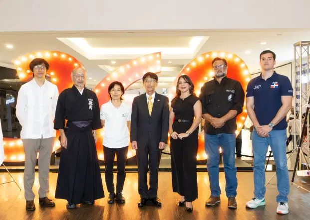 Presentan exhibición de calendarios del Japón 2025 y trajes tradicionales