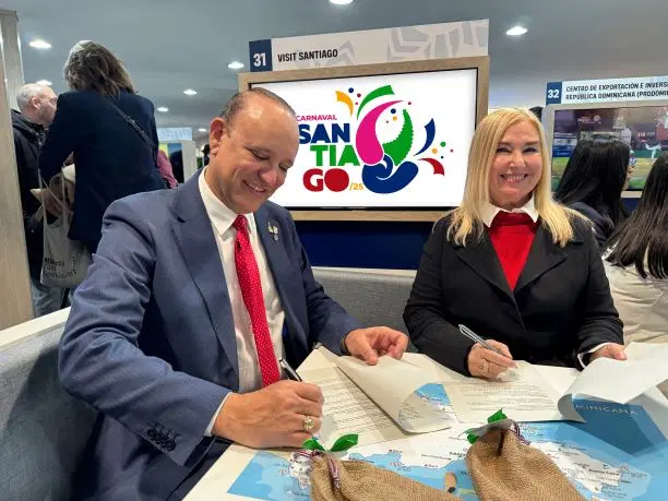 Alcaldía de Santiago y tour operadores firman acuerdo en FITUR para llevar turistas al Carnaval