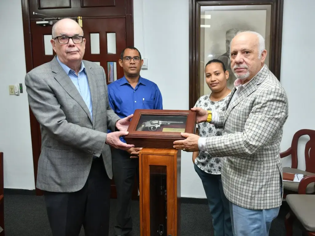 Archivo General de la Nación recibe donación de revólveres históricos