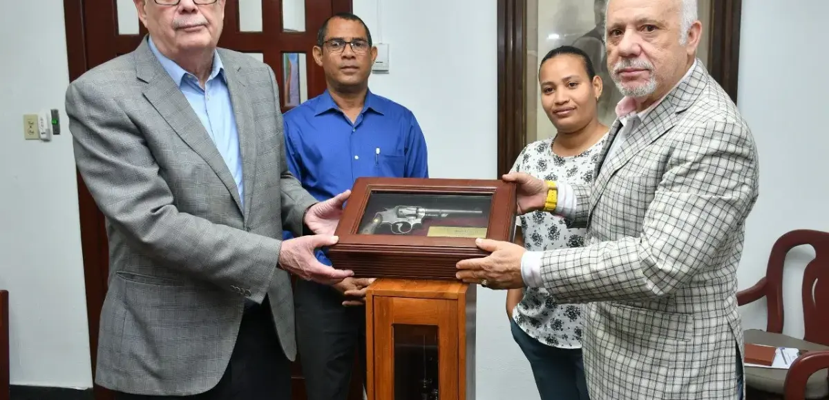 Archivo General de la Nación recibe donación de revólveres históricos