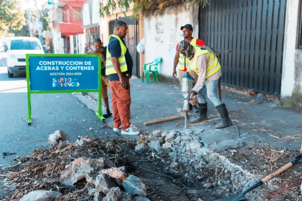 Alcaldía del Distrito Nacional construye aceras y contenes en Villa Consuelo