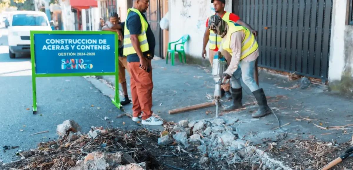 Alcaldía del Distrito Nacional construye aceras y contenes en Villa Consuelo