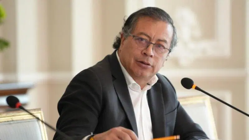 Petro responde a sanciones de Trump con un arancel del 25% para EE. UU.