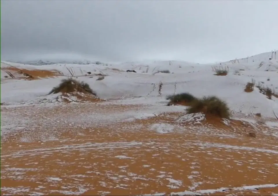 Cae nieve en el desierto de Sahara en el norte de África