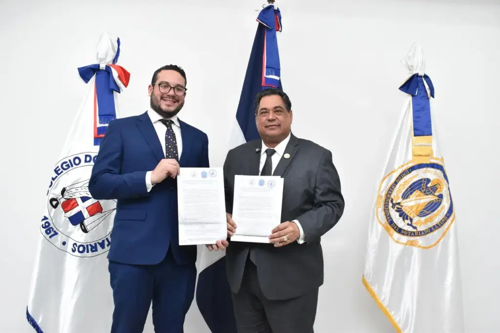 Colegio de Notarios y ADOMA firman convenio