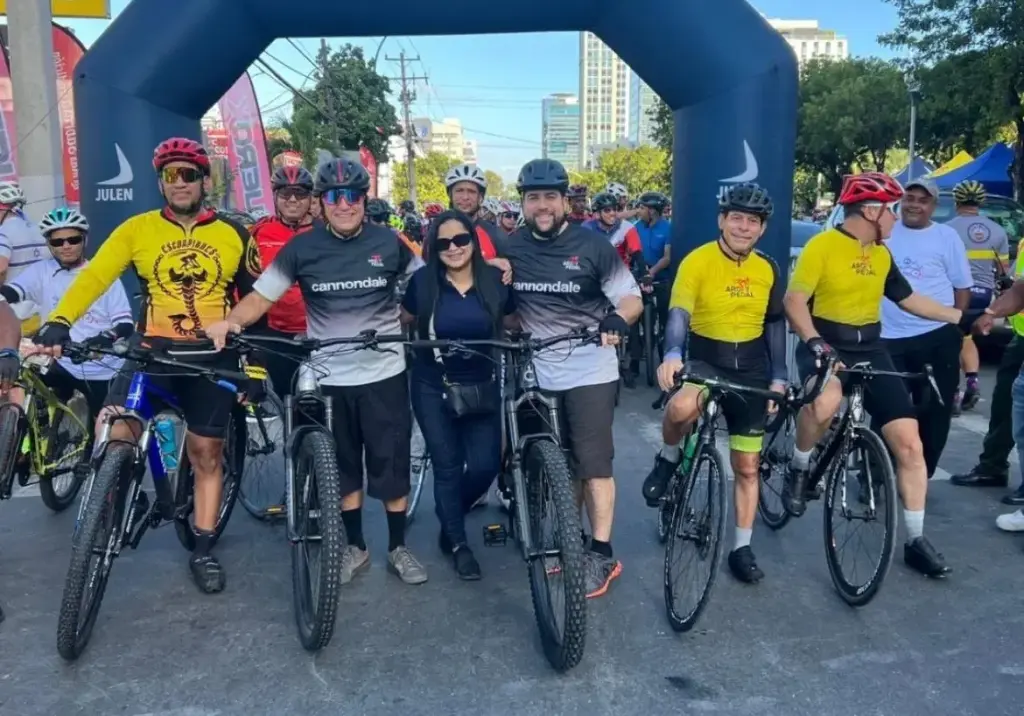 Miles de ciclistas participan en XII edición de Pedalea por tu corazón