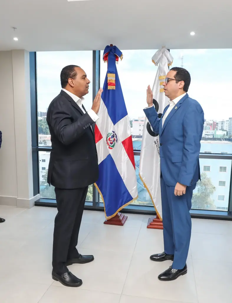 Juramentan nuevo director general de la OGTIC