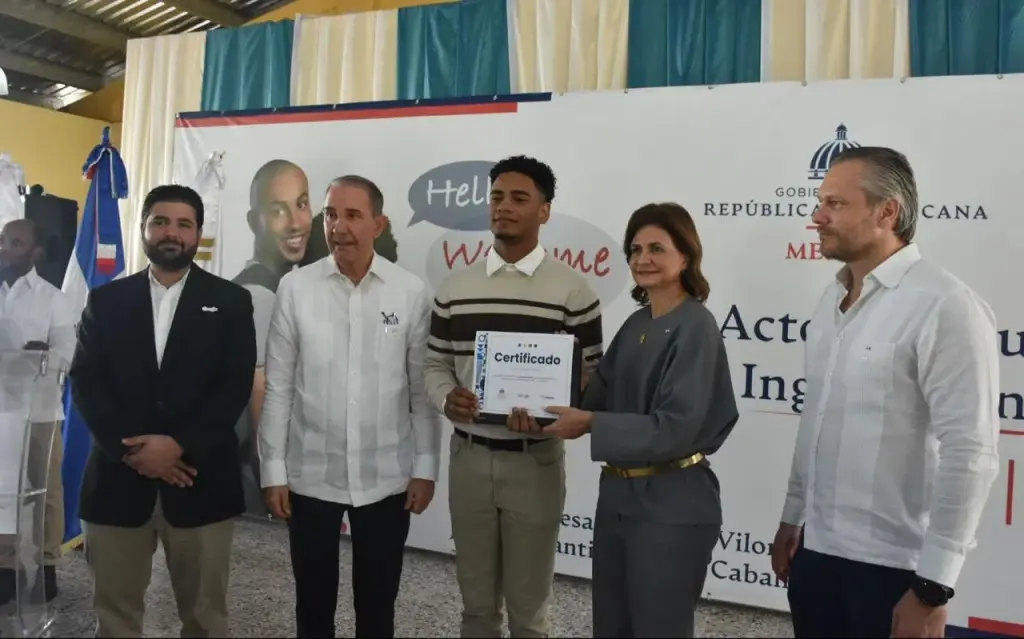 Raquel Peña encabeza inauguración del centro de Inglés de Inmersión en Santiago