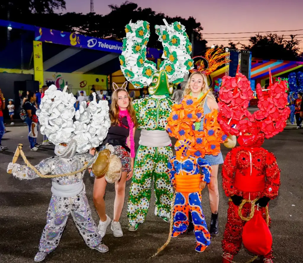 Carnaval de Santiago inicia con desfile de cultura, familia y diversión