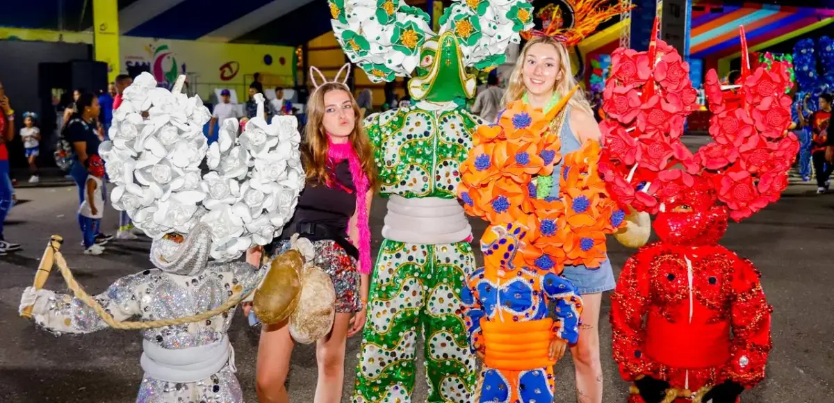 Carnaval de Santiago inicia con desfile de cultura, familia y diversión