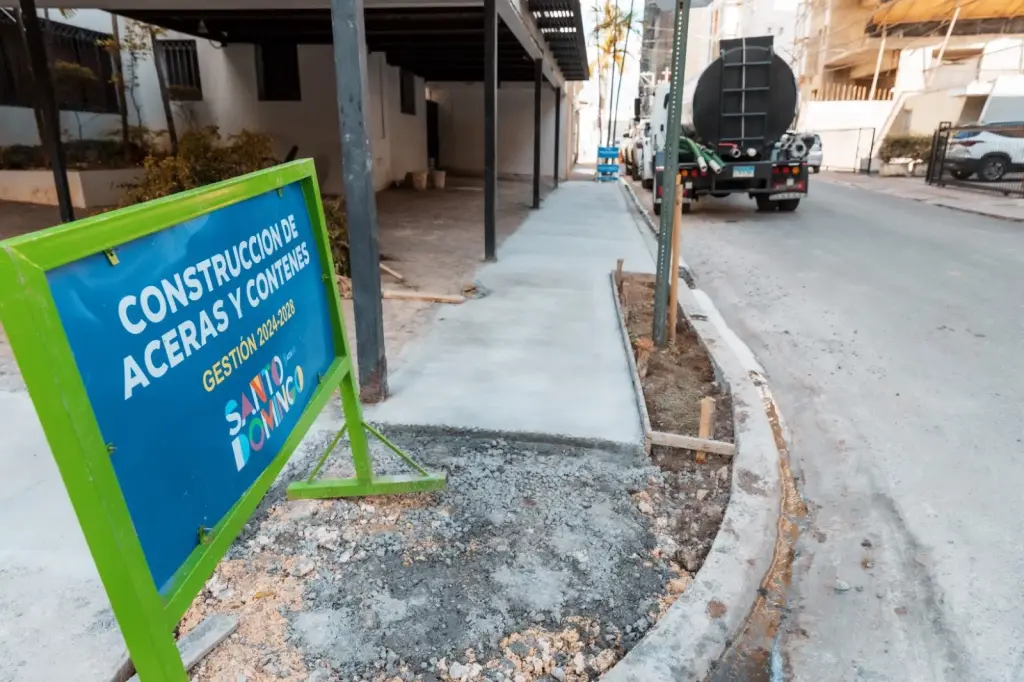 Alcaldía del DN continúa construcción de aceras y contenes
