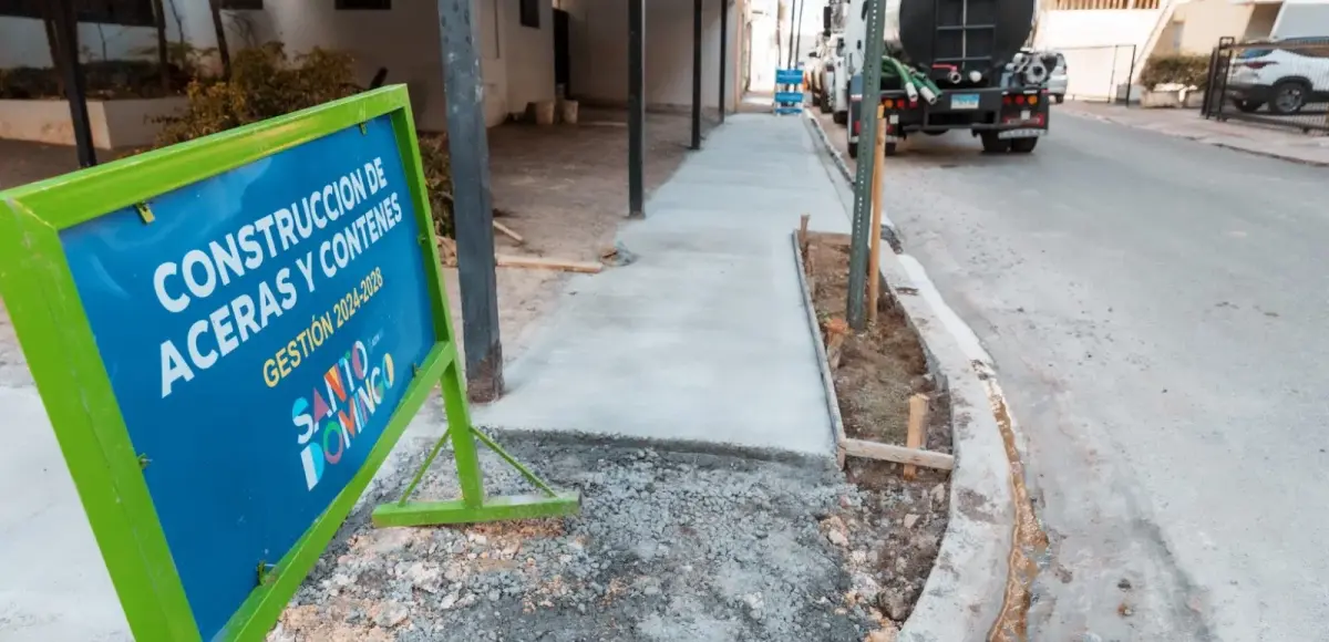 Alcaldía del DN continúa construcción de aceras y contenes