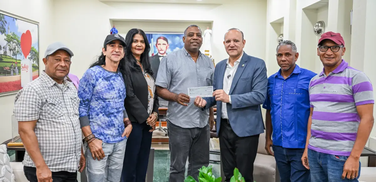 Alcaldía de Santiago entrega recursos a lechones para el Carnaval 2025