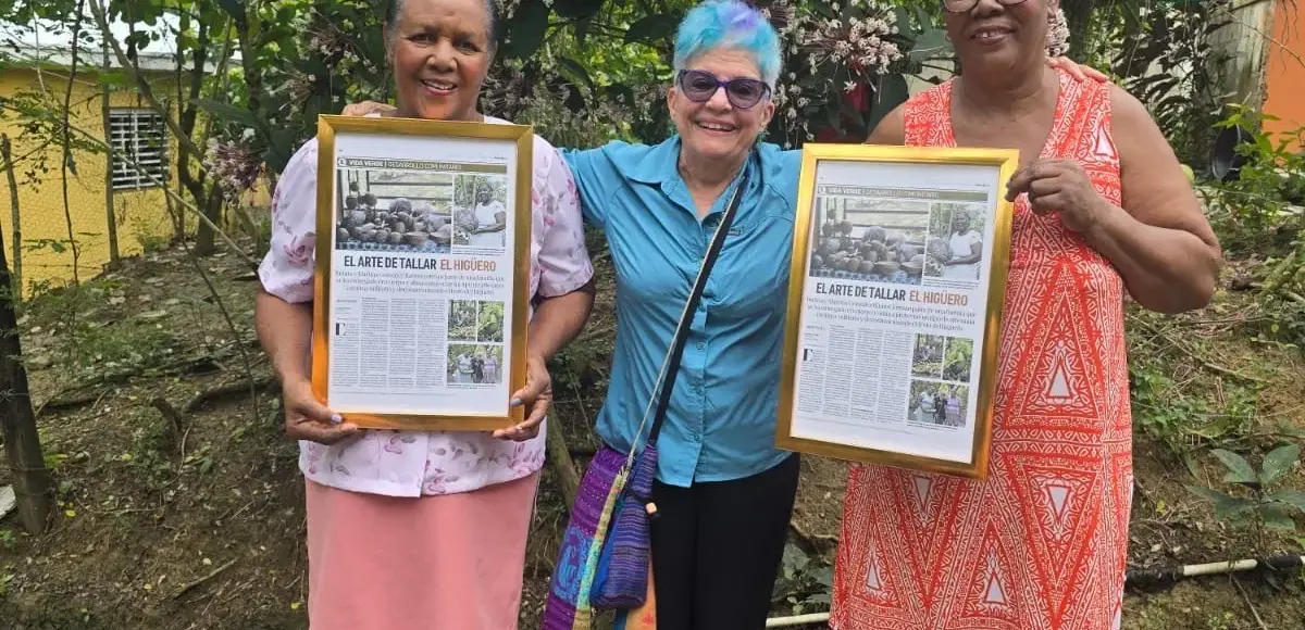 Xiomarita reconoce a dos artesanas de Villa Tapia