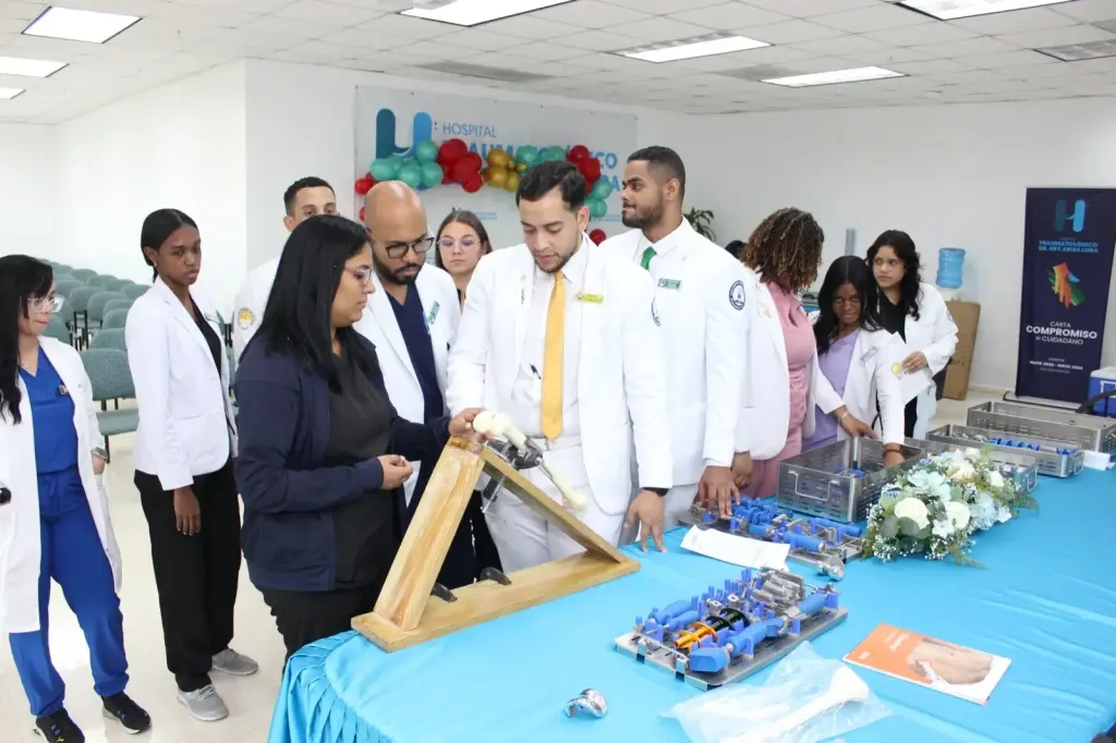 Ney Arias Lora imparte curso taller “Reemplazo total de rodilla y Prótesis de Codo