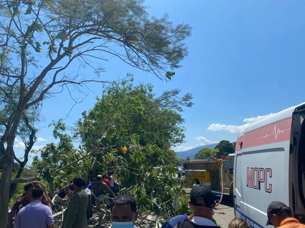 911 atiende dos heridos en accidente en La Vega, una persona murió