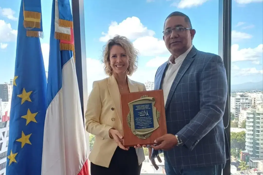 La embajadora de Francia en República Dominicana, Sonia Barbry, ecibe la acreditación de manos de Victor Minaya