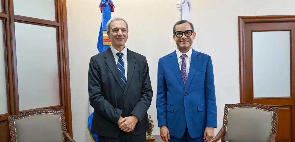 Eddy Olivares recibe visita del director subregional de OIT