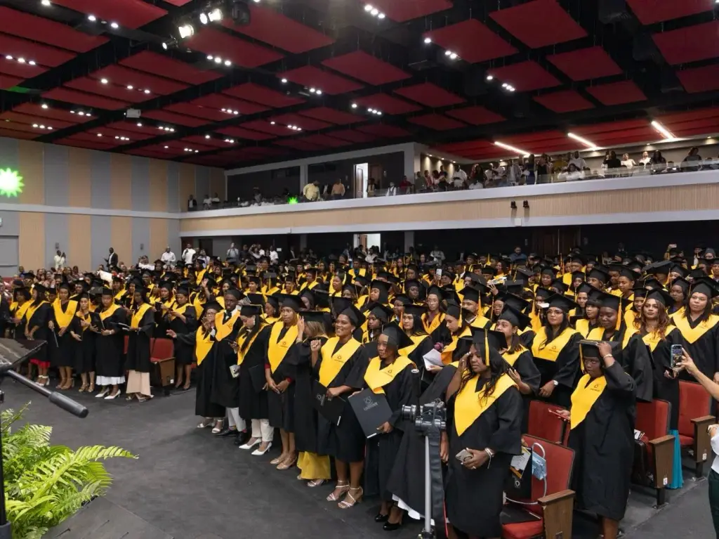 UNIREMHOS celebra su sexagésima tercera graduación con un llamado a ver el futuro del trabajo