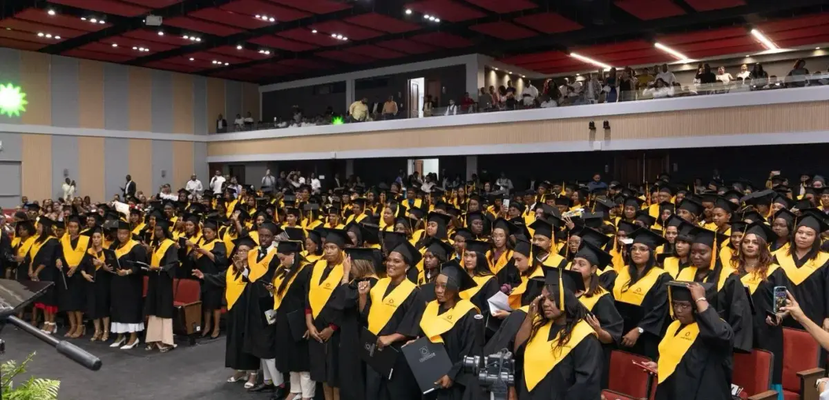 UNIREMHOS celebra su sexagésima tercera graduación con un llamado a ver el futuro del trabajo