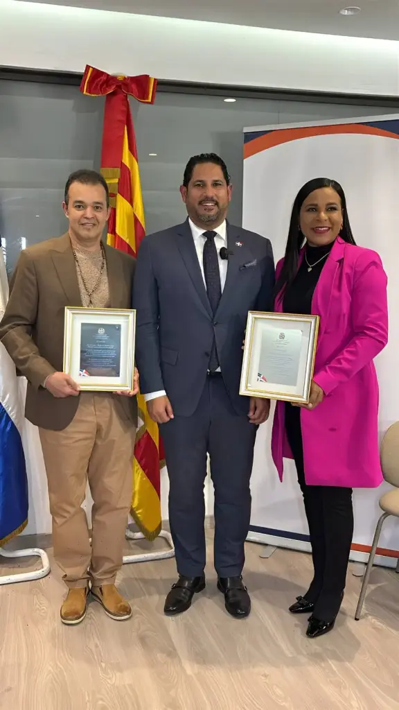 Consulado RD en Barcelona reconoce al cantante Alex Bueno y a comunicadora Colombia Alcántara