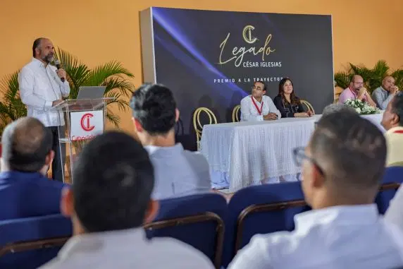 César Iglesias reconoce trayectoria de sus colaboradores