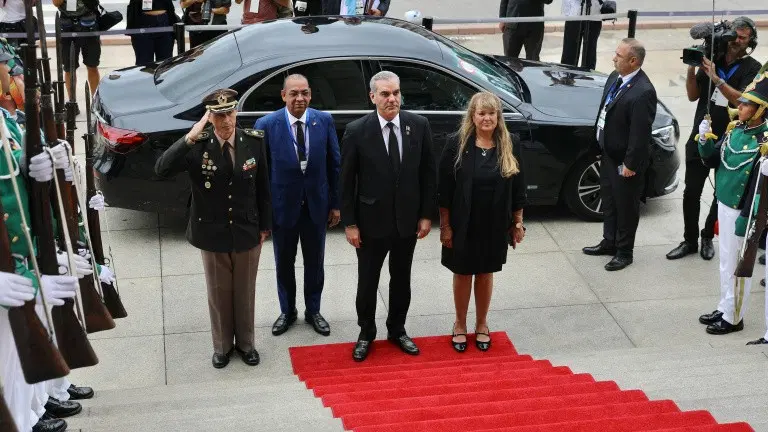 Presidente Abinader regresa a RD tras exitosa visita a Uruguay