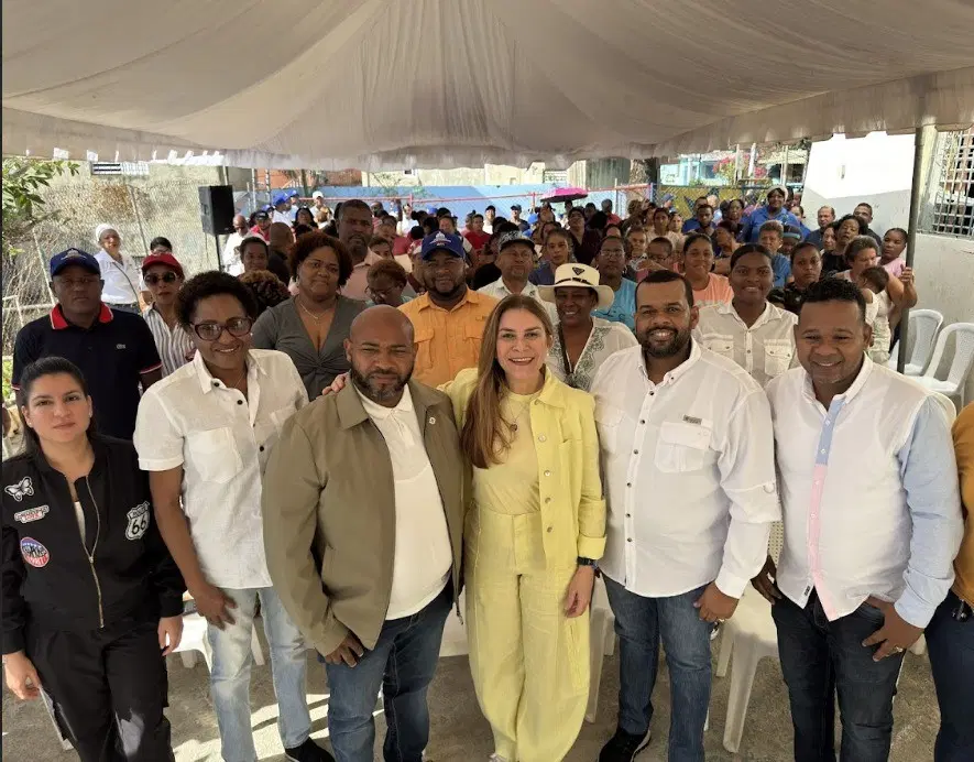 Carolina Mejía cumple promesas a comunitarios de Los Peralejos