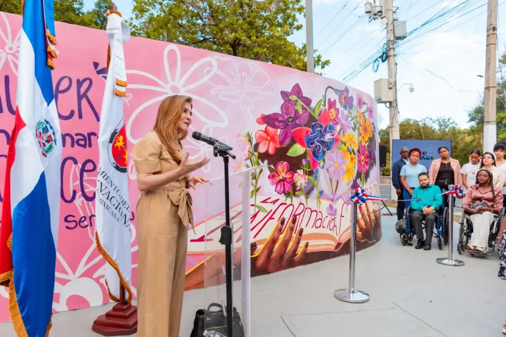 Alcaldía del Distrito Nacional y Centro Carter develizan mural
