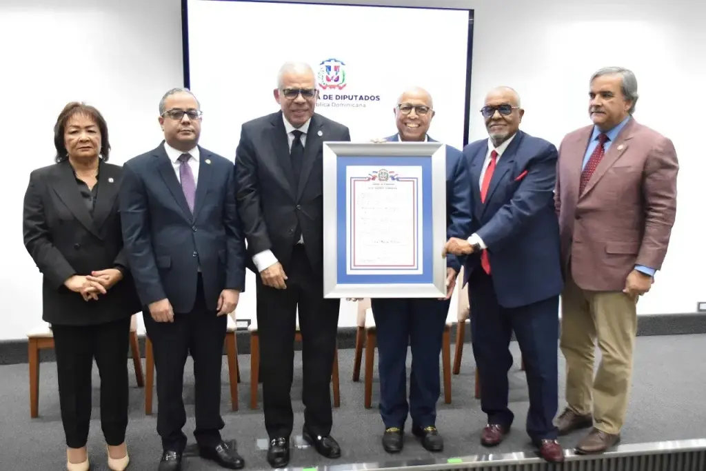 Cámara de Diputados reconoce Ateneo Amantes de la Luz y a su presidente