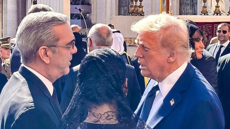 Presidente Donald Trump conversan en ceremonial al papa Francisco