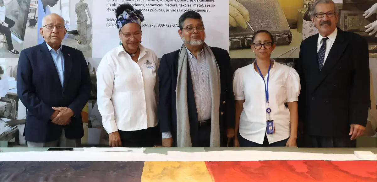 Museo Nacional de Historia y Geografía recibe donación de bandera dominicana