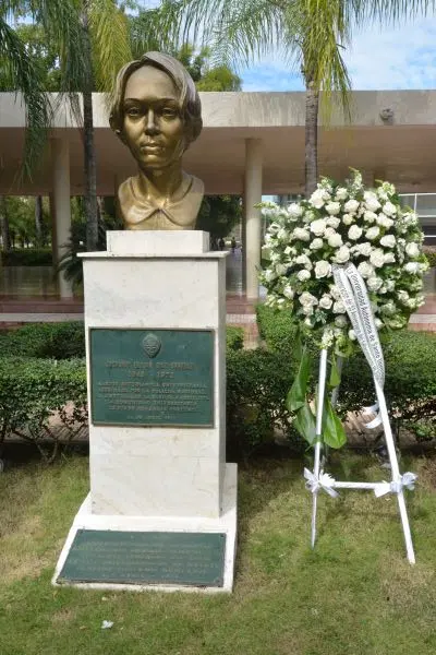 UASD deposita ofrenda floral para conmemorar el 53 aniversario del asesinato de Sagrario Díaz