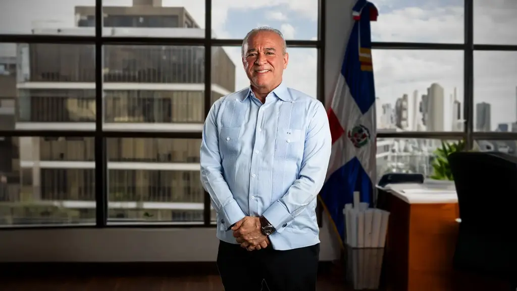 Viceministro Camel entrega proyecto Familia Feliz al MIVED
