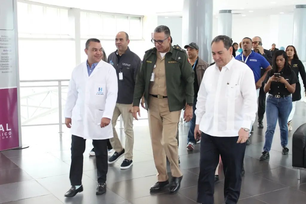 Titular SNS visita pacientes ingresados en el Ney Arias Lora