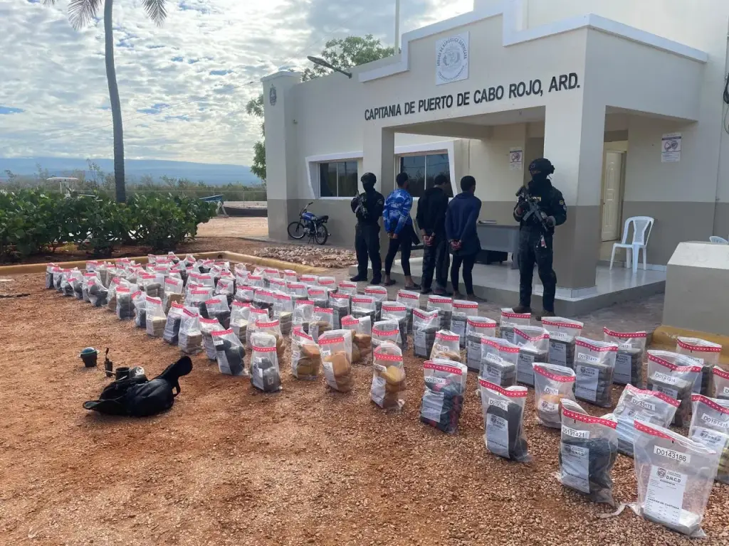 Apresan tres hombres e incautan 543 paquetes de cocaína