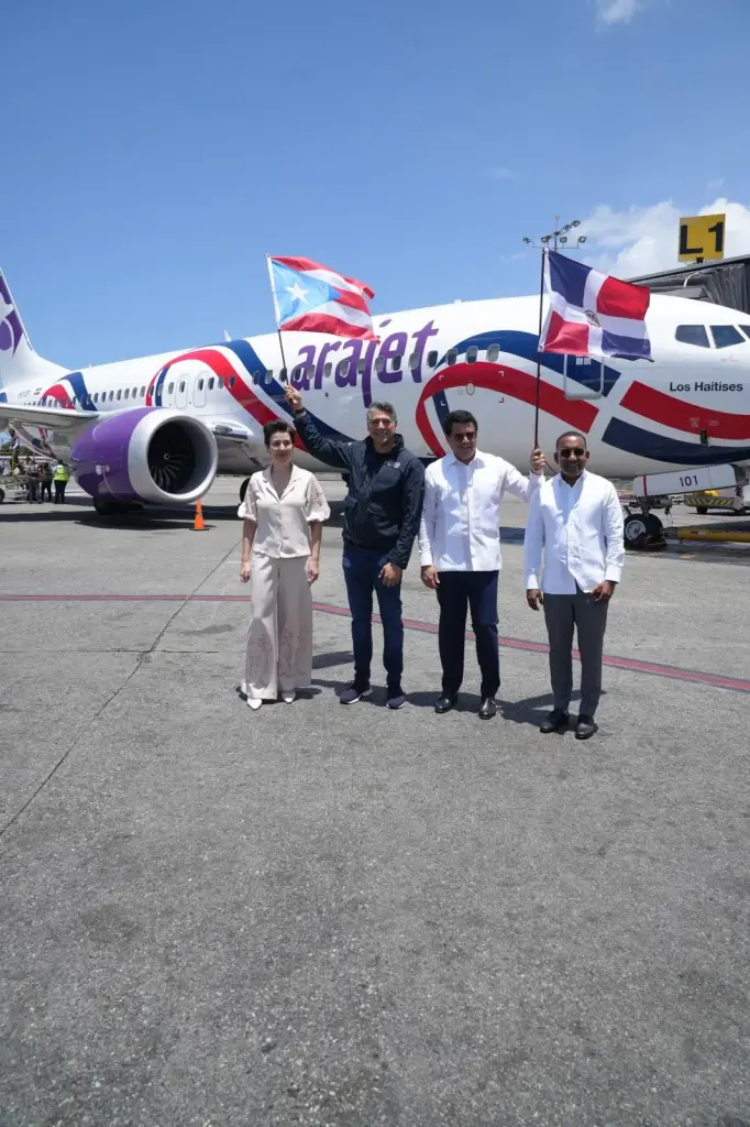 Ministro Collado le da salida al primer vuelo de Arajet a Puerto Rico