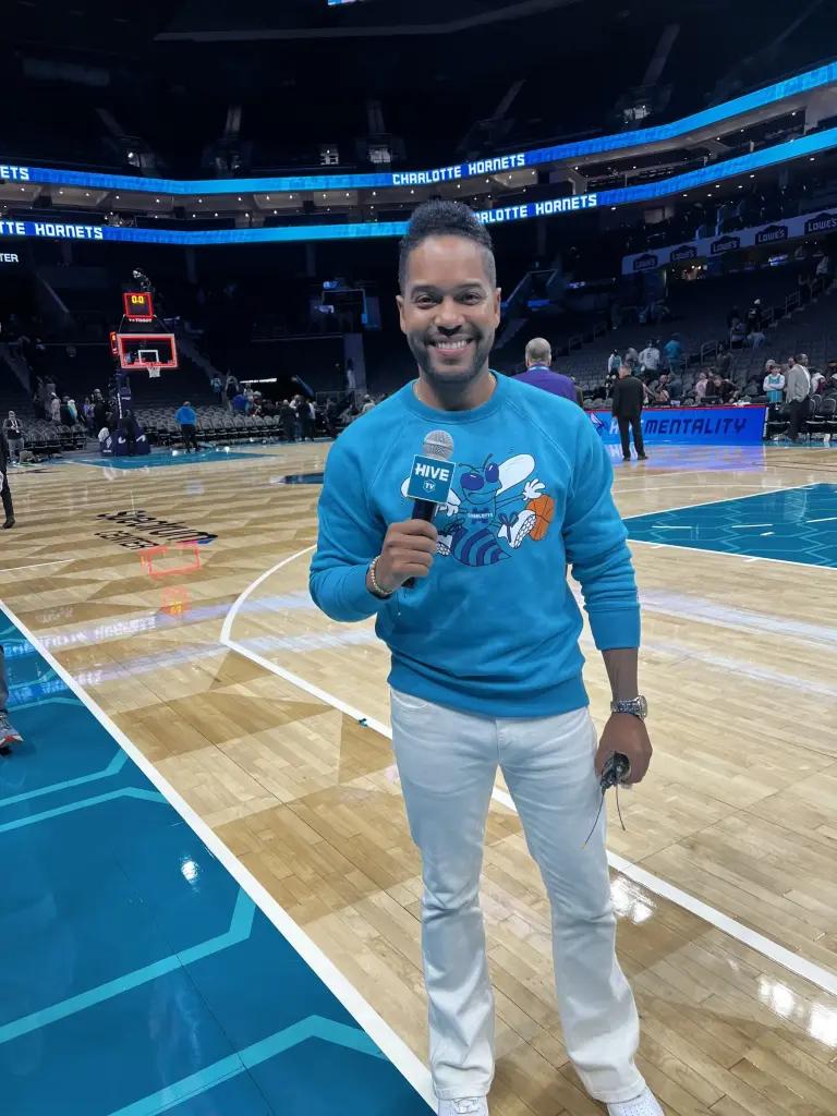 Joel Silverio hace historia en NBA: Primer dominicano y latino contratado como animador oficial de Charlotte Hornets