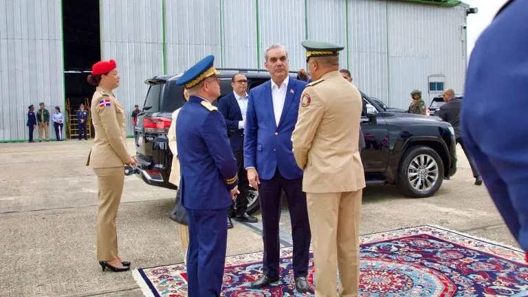 Presidente Abinader regresa al país tras concluir gira internacional