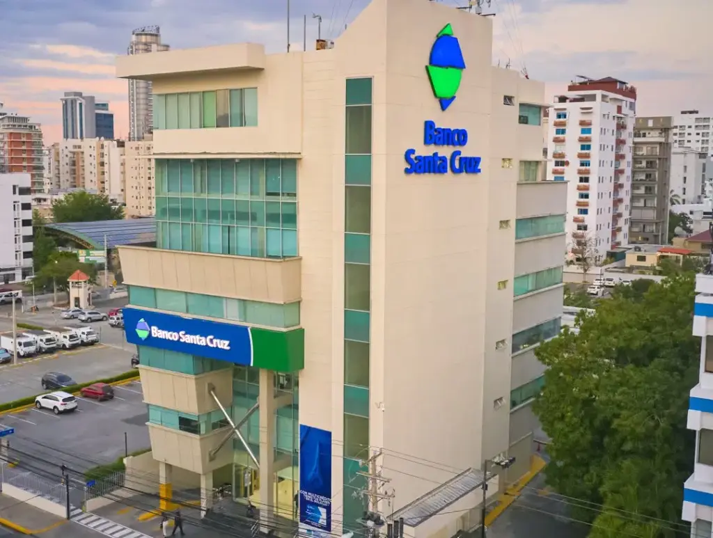 Banco Santa Cruz se integra a programa de Visa para impulsar el comercio con inteligencia artificial