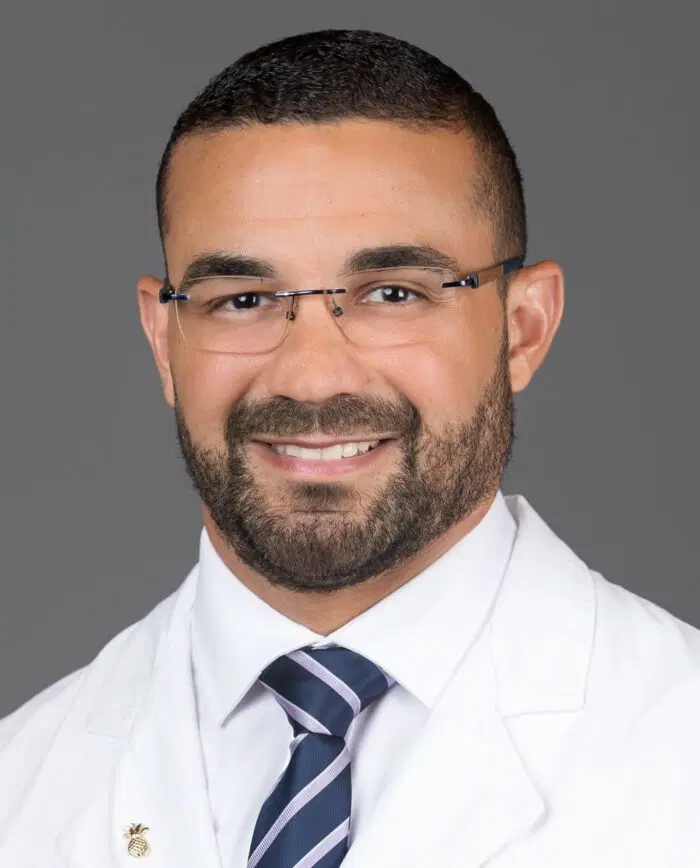 Doctor Raúl Vázquez-Castellanos destaca avances en cirugía de columna