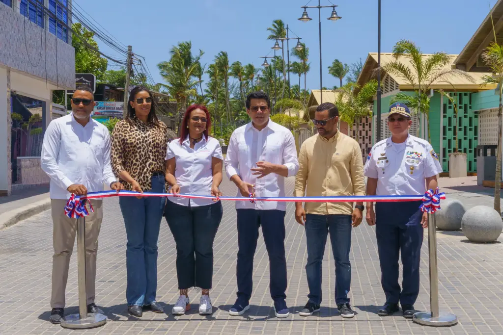 Ministro Turismo inaugura reparación calle Francisco Caamaño Deñó en Las Terrenas
